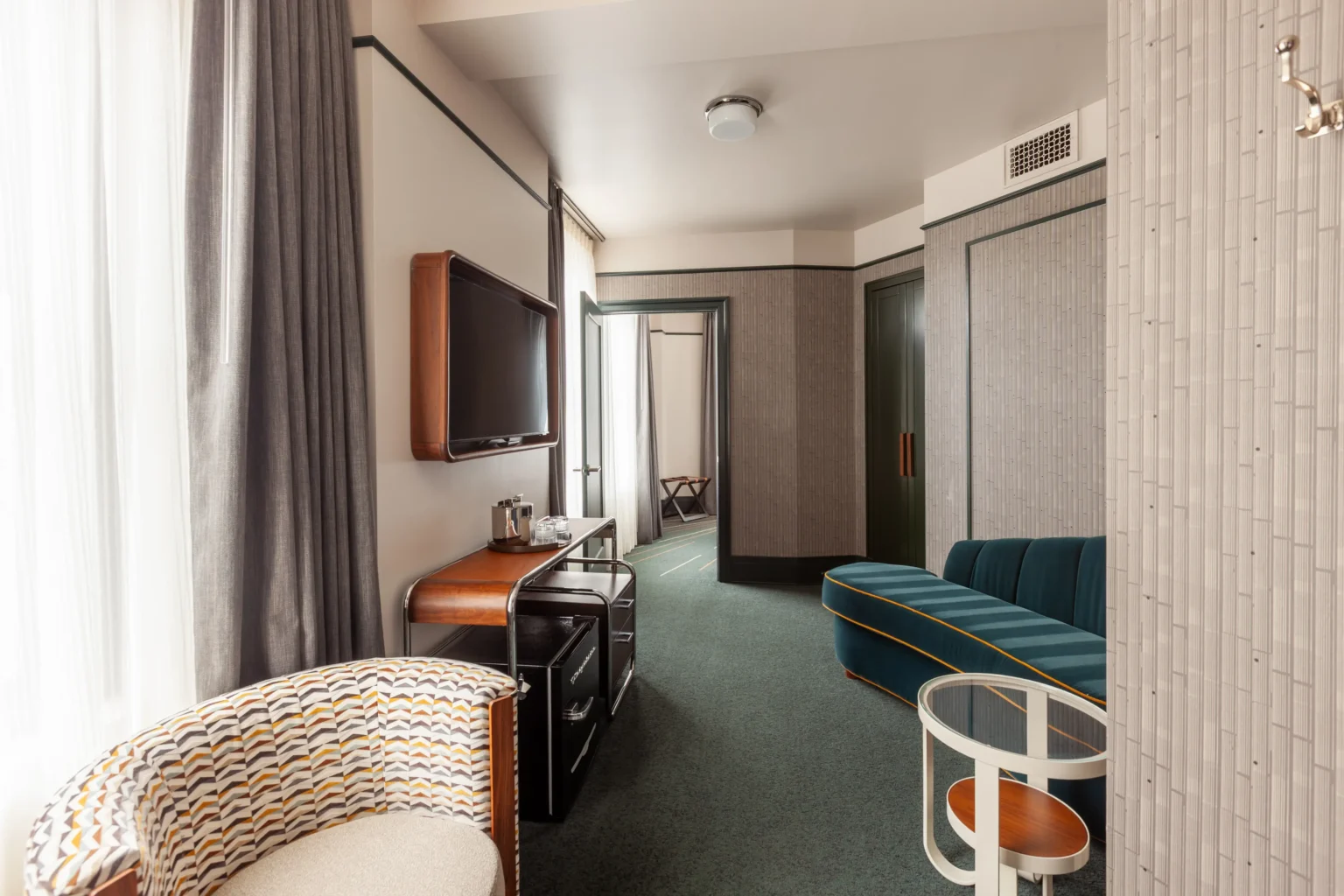 Apex King Suite TV and sitting area