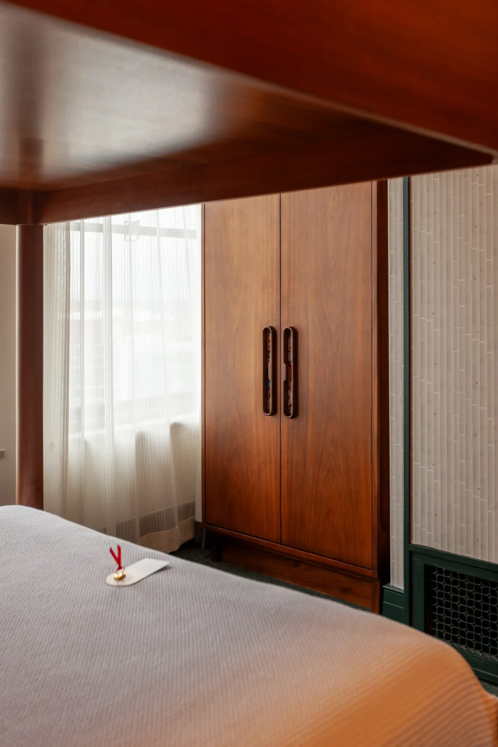 Bunk suite showing the welcome gold flat iron card at the Flat Iron Hotel