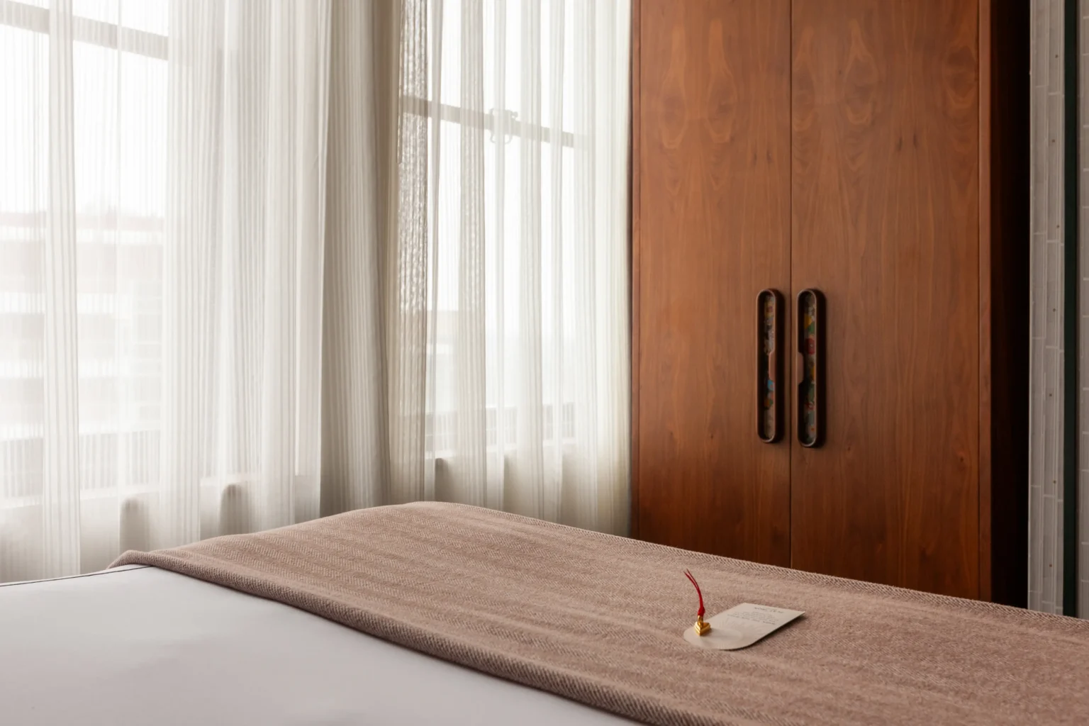 double queen suite, showing a complimentary gold flat iron and card, at the flat iron hotel