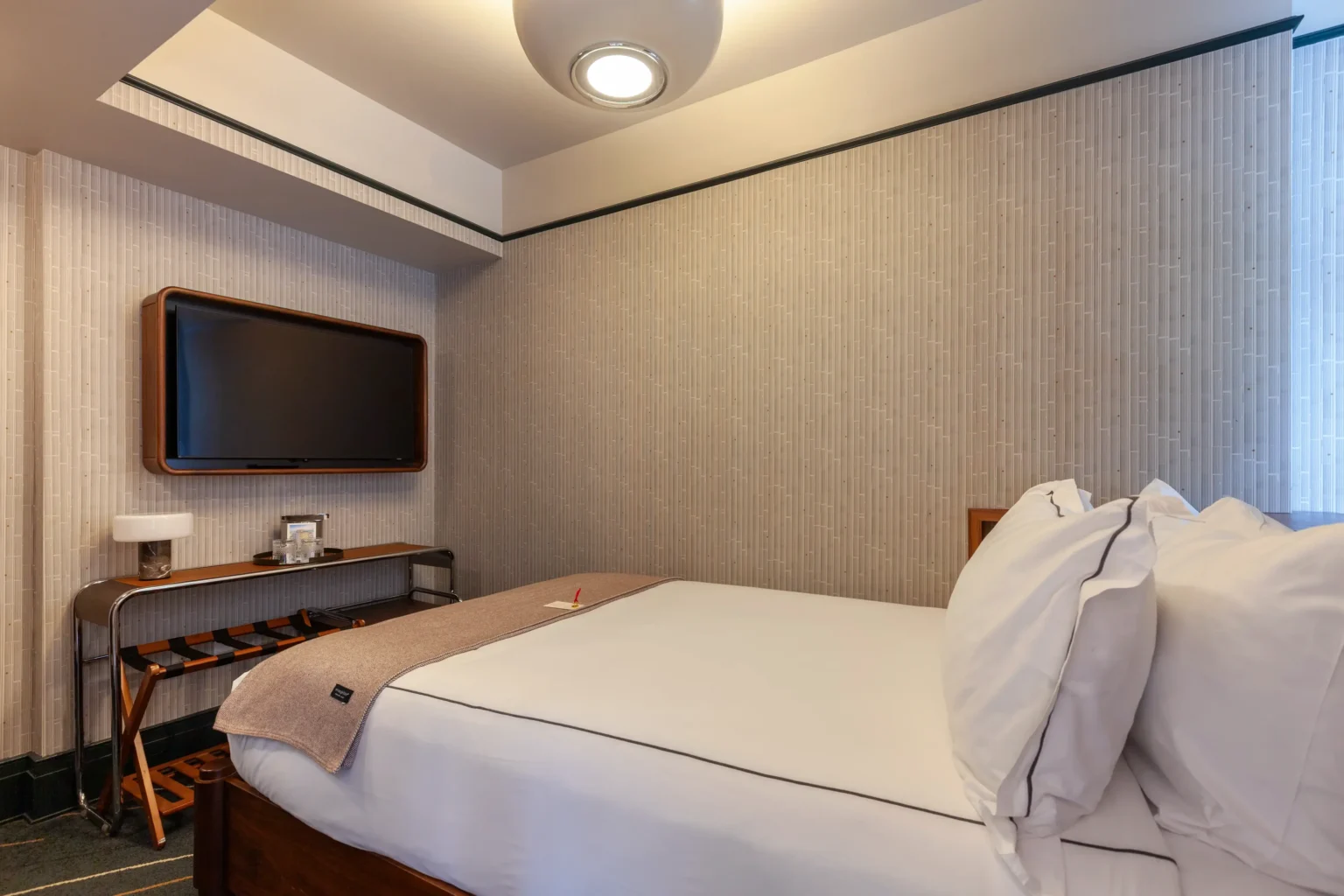 Nook room at the flat iron hotel showing the bed, tv and table