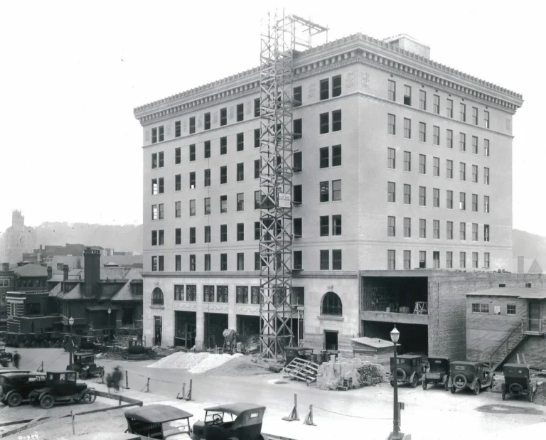 the Flat Iron Building under construction, with a temporary elevator on the exterior