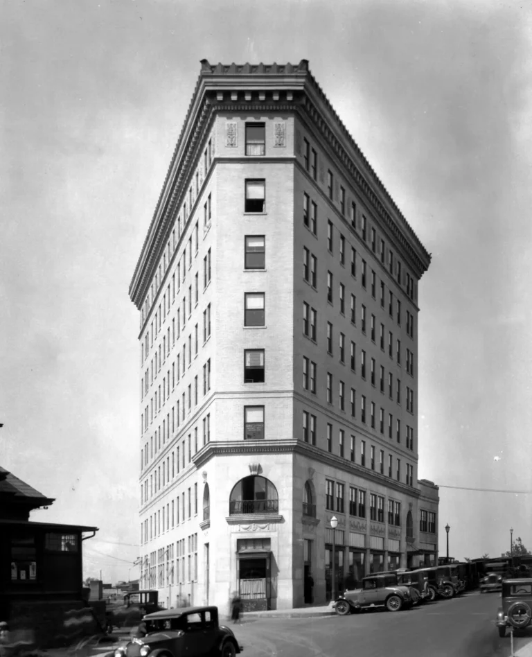 the finishing Flat Iron Building in 1926