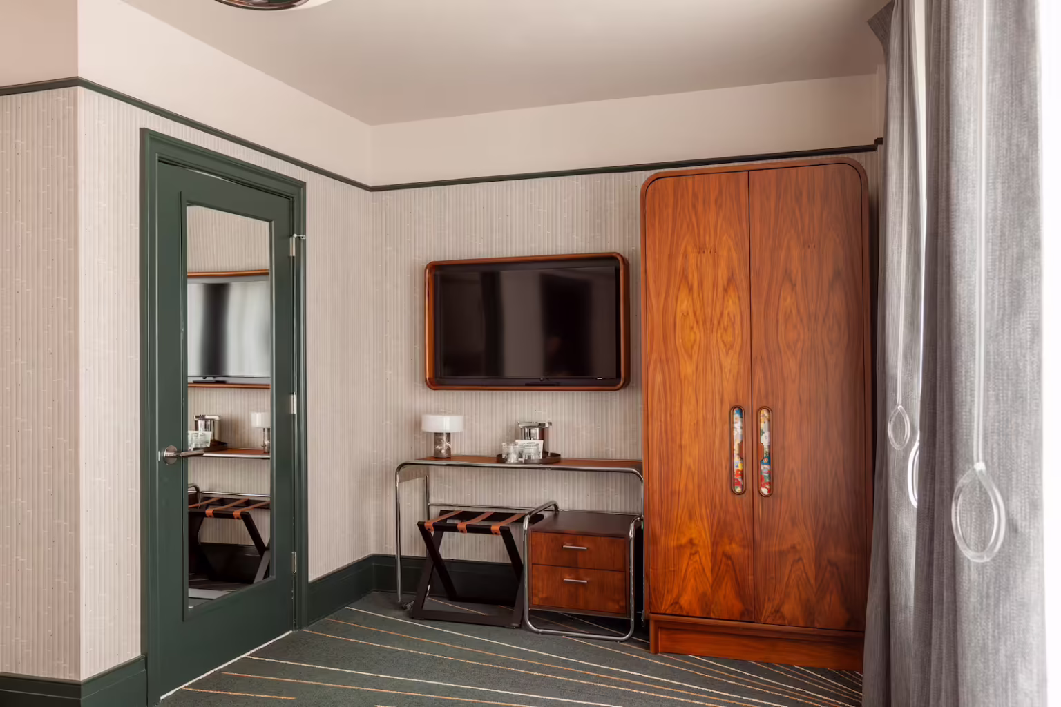Flat Iron Rooms King